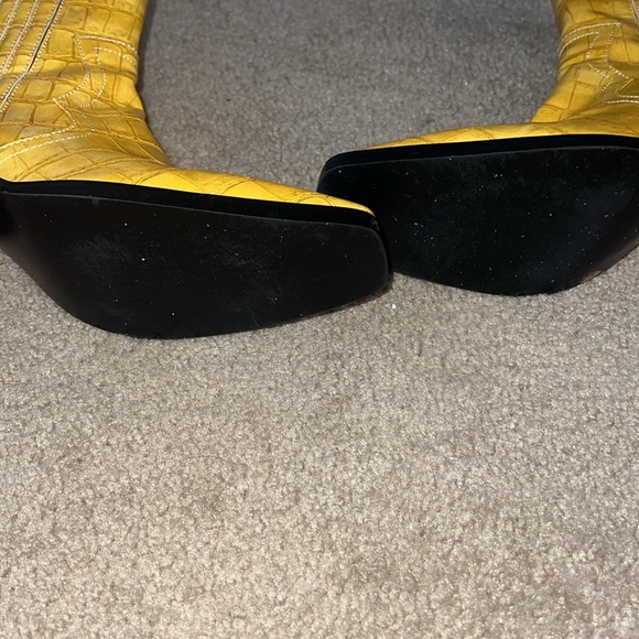 Yellow boots - Picture 3 of 4